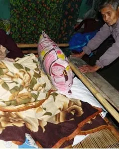 Cụ bà 79 tuổi nuôi chị 83 tuổi liệt giường