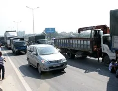 Va chạm xe khách và xe tải, giao thông ùn tắc kéo dài