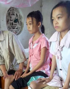 Hai chị em sinh đôi ngồi chờ “thần chết” gọi tên...