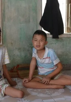 Buồn lòng gia đình có 3 trẻ nhỏ bị bại liệt