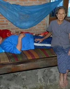 Xót cảnh mẹ già 80 tuổi nuôi con tàn tật