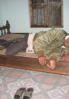 Vợ đau ốm kiếm tiền chữa bệnh, lo miếng ăn cho chồng bại liệt 