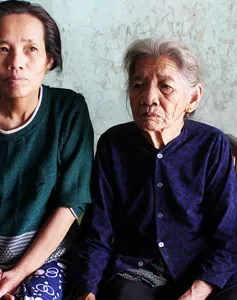 Cụ già 87 tuổi còng lưng nuôi con tâm thần, cháu dị tật