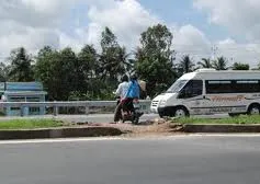 Nhức nhối tình trạng đập phá dãy phân cách để băng qua đường