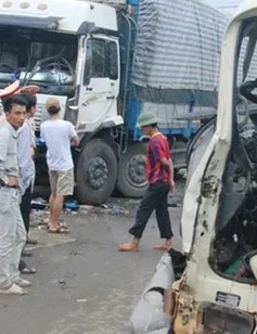 Lào Cai: Xe khách đấu đầu xe tải, 10 người bị thương