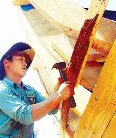 Ngư dân Quảng Ngãi với sáng kiến “mặc áo giáp” cho tàu gỗ