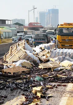 Hà Nội: Lật xe container, hàng trăm két vỏ chai bia đổ tràn ra đường