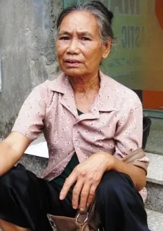 Bà gần 70 tuổi vượt hơn 100km đưa cháu đi thi