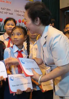 Phó Chủ tịch nước trao học bổng cho trẻ em nghèo hiếu học