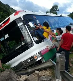 Xe khách bị lật khi đang xuống đèo, nhiều người may mắn thoát nạn