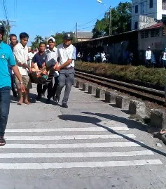 Một phụ nữ thoát chết thần kỳ dù mắc kẹt dưới gầm tàu hỏa