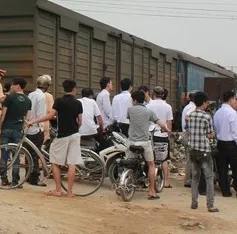 Băng qua đường sắt, taxi bị tàu hỏa đâm văng xuống ao