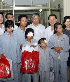 Thăm và tặng quà trẻ em phẫu thuật mắt tại bệnh viện Mắt Trung ương 