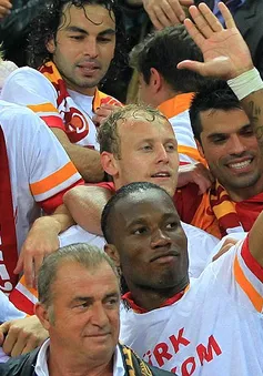 Drogba ăn mừng ngôi vô địch với Galatasaray
