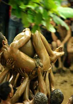 Độc đáo Hội vật cầu nước làng Vân   