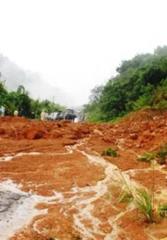 Hàng trăm du khách mắc kẹt do sạt lở đèo Khánh Lê