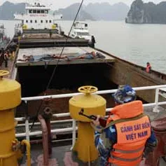 Bắt giữ tàu chở 3.000 tấn quặng trái phép