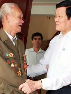 Chủ tịch nước thăm các gia đình chiến sĩ Điện Biên   