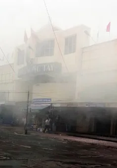 Cháy chợ đêm ở Sài Gòn, nhiều tiểu thương hoảng loạn     