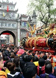 Rước quả pháo 6 mét ở làng Đồng Kỵ