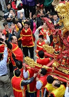 Xếp hàng nhận lương ở đền Trần Thương