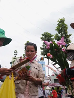 Người bán dạo đông hơn khách lễ chùa