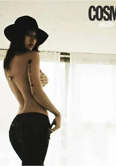 Lee Hyo Ri cố tình để lộ ảnh ngực trần