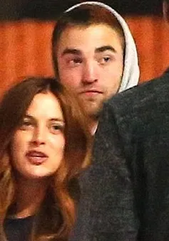 Robert Pattinson yêu cháu gái của Elvis Presley?