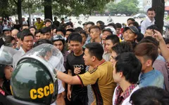 CĐV "bủa vây" VFF, bức xúc "đòi" vé xem trận chung kết