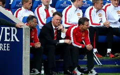 Louis van Gaal lý giải việc ngồi lì trên băng huấn luyện