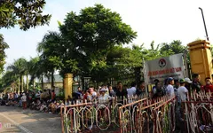 Người hâm mộ Việt Nam "ăn bờ, ngủ bụi" vì vé xem U19