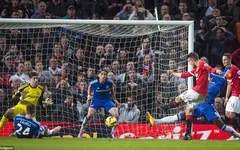 Man Utd hòa hú vía, người hùng Van Persie "nổ" tưng bừng