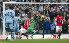 Dư âm derby Manchester: Yaya Toure, sai lầm của trọng tài và bầy "Quỷ đỏ" non nớt