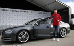 Dàn sao Real Madrid “hớn hở" với loạt xe Audi mới