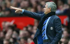 Chelsea mất điểm giây cuối, Mourinho "đổ tại" trọng tài