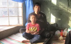 Bé 7 tuổi không được đi học vì nuôi mẹ bệnh nặng tại bệnh viện