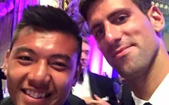 Hoàng Nam rạng rỡ chụp ảnh selfie cùng Djokovic, Serena Williams