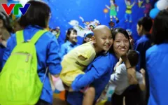 Trung thu sớm của 60 em nhỏ tại bệnh viện K3 Hà Nội