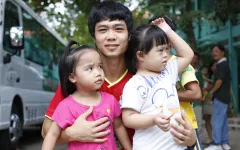 Công Phượng cùng đồng đội tới thăm các em nhỏ có hoàn cảnh đặc biệt