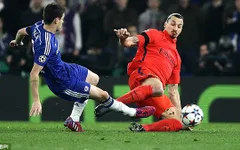 Cận cảnh chiếc thẻ đỏ gây tranh cãi của Ibrahimovic