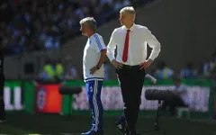 Mourinho "tố cáo" HLV Arsene Wenger không... bắt tay