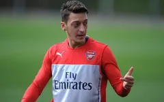 Mesut Ozil bị ném đá vì gu thời trang kinh dị