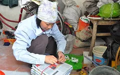 Cô giáo đi nhặt đồng nát nuôi chồng bạo bệnh