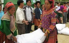 Hỗ trợ gạo cho nhân dân đón Tết Nguyên đán
