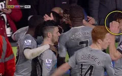 "Ăn" đồng xu, thủ quân Newcastle suýt bị mù