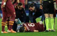 Kevin Strootman đối mặt nguy cơ treo giày vĩnh viễn ở tuổi 24
