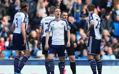 Pha "lườm rau, gắp thịt" siêu hài hước của trọng tài trong trận Man City - West Brom