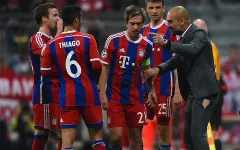 Ăn mừng bàn thắng của Bayern, HLV Guardiola bị... rách quần