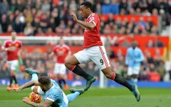 Lingard 'vẩy' bóng chạm xà đáng tiếc sau đường kiến tạo của Martial