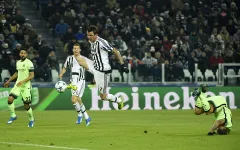 HLV Pellegrini bực tức vì thua oan uổng Juventus